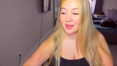 Snapshot of sarahmils chatting on 7, 5, 2026 Sarah online show from 7, 5, 2026