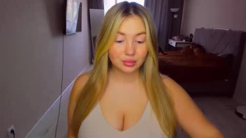 Snapshot of sarahmils chatting on 10, 6, 2026 Sarah online show from 10, 6, 2026