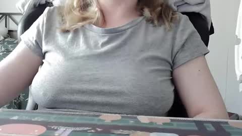 Snapshot of sarahpmummy chatting on 27, 4, 2026 Sarah online show from 27, 4, 2026