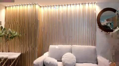 Sarah  independent model online show from 5, 4, 2026