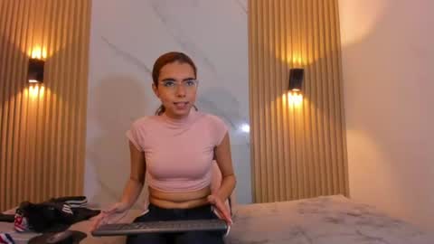 Snapshot of sarasaenz999 chatting on 19, 6, 2026 sarasaenz999 online show from 19, 6, 2026