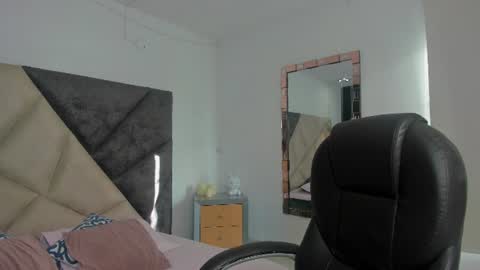 Snapshot of sarawagner_ chatting on 2, 7, 2026 online show from 2, 7, 2026