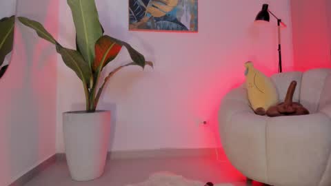 Sara Winstone online show from 7, 11, 2025