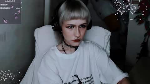 pronoun she. name Mary. age 21. online show from 5, 11, 2025