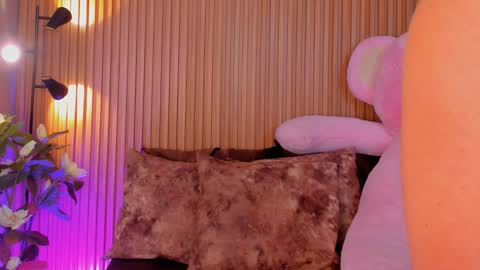 scarlettwallace online show from 2, 12, 2024