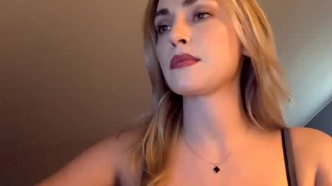 ScarlettxBlonde online show from 15, 4, 2026