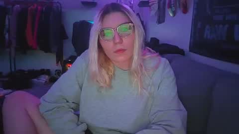 Snapshot of selenebaby chatting on 28, 12, 2024 Selene online show from 28, 12, 2024