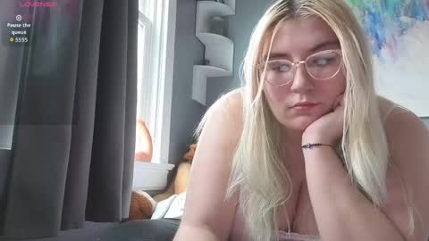 Snapshot of selenebaby chatting on 18, 4, 2026 Selene online show from 18, 4, 2026