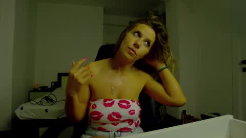 Snapshot of sellena_angel chatting on 6, 6, 2026 sellena_angel online show from 6, 6, 2026