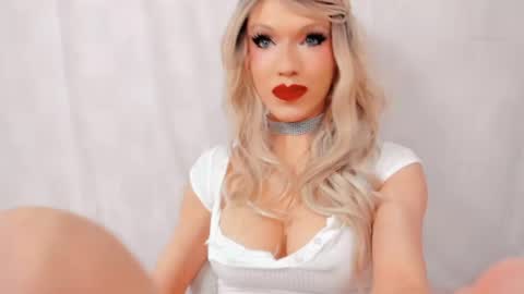 Snapshot of sensual_miss_mia chatting on 21, 4, 2026 Mia online show from 21, 4, 2026