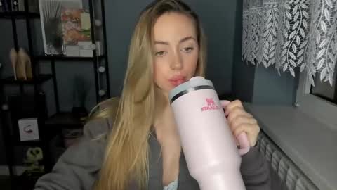 Snapshot of sexy_coralie chatting on 5, 1, 2025 C o r a l i e online show from 5, 1, 2025