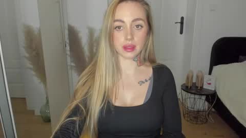 Snapshot of sexy_coralie chatting on 10, 3, 2025 C o r a l i e online show from 10, 3, 2025