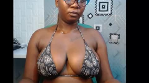 Snapshot of sexy_pearl12 chatting on 2, 1, 2025 zoe online show from 2, 1, 2025