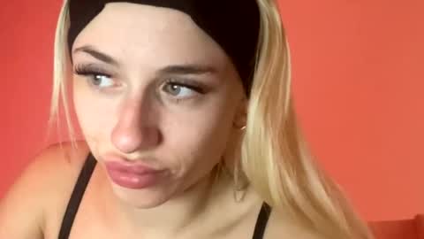 Snapshot of sexypettitexox chatting on 1, 7, 2026 Mialovexox online show from 1, 7, 2026