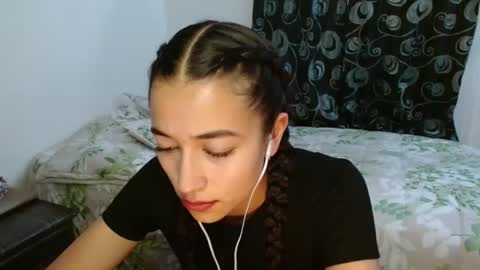 Snapshot of shantal_d03 chatting on 5, 2, 2025 shantal_d03 online show from 5, 2, 2025