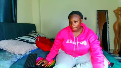 shee13 online show from 14, 12, 2025