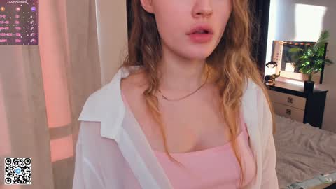 Snapshot of sheenaeast chatting on 6, 1, 2025 Violet online show from 6, 1, 2025