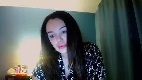 Snapshot of shesyourdream chatting on 21, 11, 2025 Vikki online show from 21, 11, 2025