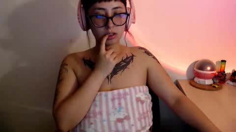 Shopie Hank  online show from 11, 9, 2025