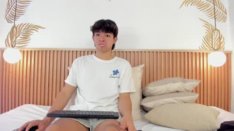 Snapshot of simonlambert__ chatting on 2, 1, 2025 Simon online show from 2, 1, 2025