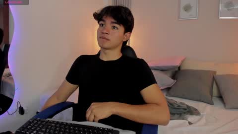 Snapshot of simonlambert__ chatting on 26, 1, 2025 Simon online show from 26, 1, 2025