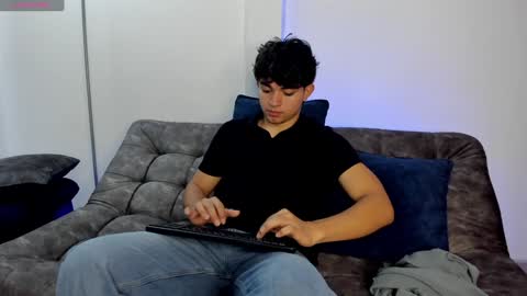 Snapshot of simonlambert__ chatting on 5, 2, 2025 Simon online show from 5, 2, 2025