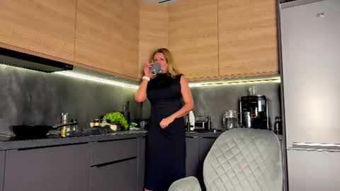 Snapshot of simply_sasha chatting on 14, 6, 2026 A present for me online show from 14, 6, 2026