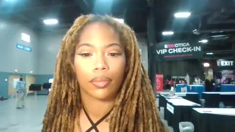 Snapshot of sipofsummer chatting on 26, 10, 2025  U M M E R online show from 26, 10, 2025