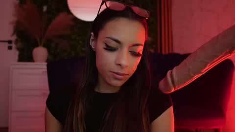 Snapshot of sisi_von_dee chatting on 19, 5, 2026 Dee online show from 19, 5, 2026