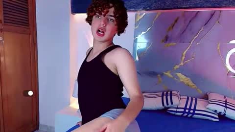 Snapshot of skyee_angel chatting on 12, 11, 2025 Angel online show from 12, 11, 2025