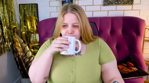 Snapshot of sladadeew chatting on 22, 4, 2026 Slada Deew online show from 22, 4, 2026