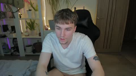 Snapshot of slippery_baby chatting on 4, 2, 2025 Mila online show from 4, 2, 2025