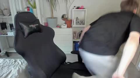 Snapshot of slippery_baby chatting on 4, 3, 2025 Mila online show from 4, 3, 2025