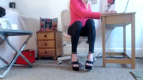 Snapshot of slutsuzy chatting on 16, 1, 2025 Slut Suzy online show from 16, 1, 2025