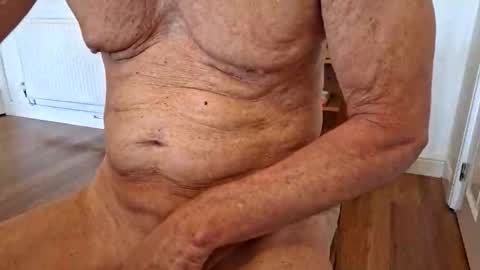 Snapshot of snooty05 chatting on 11, 9, 2025 Snooty online show from 11, 9, 2025