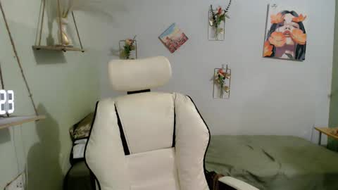 Snapshot of snow_2000 chatting on 12, 10, 2025 snow_2000 online show from 12, 10, 2025