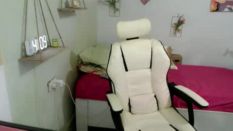 Snapshot of snow_2000 chatting on 8, 1, 2026 snow_2000 online show from 8, 1, 2026