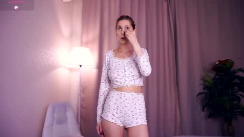 Snapshot of sofiabruno chatting on 29, 9, 2025 Hi My name is Sofia Welcome to my room Please thumbs up - its important online show from 29, 9, 2025