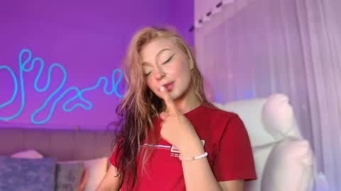 Snapshot of sofly_s chatting on 4, 4, 2026 Sofi online show from 4, 4, 2026