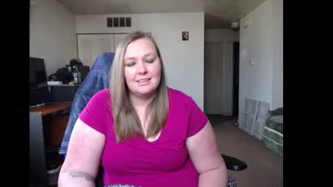 Snapshot of softerpeaches chatting on 18, 2, 2025 Rose online show from 18, 2, 2025