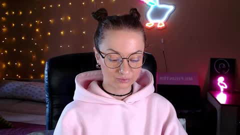 Snapshot of sophieleroux chatting on 6, 5, 2026 sophieleroux online show from 6, 5, 2026