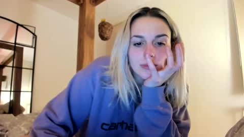 Snapshot of spacegirl42o chatting on 7, 1, 2025 Spacegirl online show from 7, 1, 2025