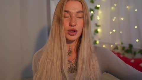 Snapshot of sparks__daisy chatting on 4, 1, 2025 DAISY online show from 4, 1, 2025