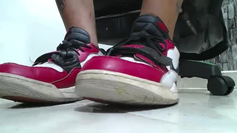 Snapshot of srfindomfeet_ chatting on 19, 4, 2026 sr master cum its my old account online show from 19, 4, 2026