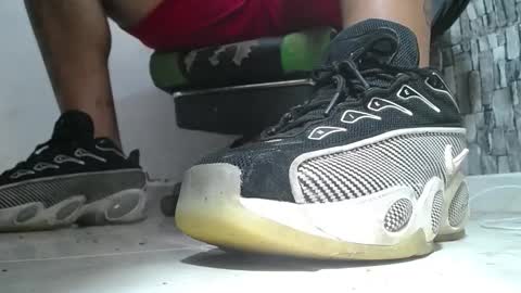 Snapshot of srfindomfeet_ chatting on 14, 5, 2026 sr master cum its my old account online show from 14, 5, 2026