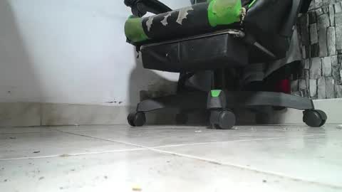 Snapshot of srfindomfeet_ chatting on 19, 5, 2026 sr master cum its my old account online show from 19, 5, 2026