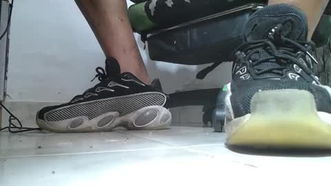 Snapshot of srfindomfeet_ chatting on 22, 5, 2026 sr master cum its my old account online show from 22, 5, 2026