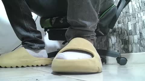 Snapshot of srfindomfeet_ chatting on 24, 5, 2026 sr master cum its my old account online show from 24, 5, 2026