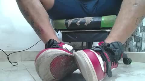 Snapshot of srfindomfeet_ chatting on 27, 5, 2026 sr master cum its my old account online show from 27, 5, 2026