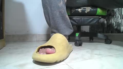 Snapshot of srfindomfeet_ chatting on 9, 6, 2026 sr master cum its my old account online show from 9, 6, 2026